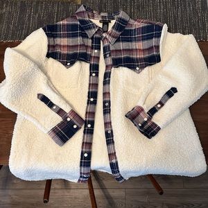 WOMEN'S WRANGLER RETRO WESTERN BOYFRIEND SHERPA SHIRT JACKET IN ANTIQUE WHITE